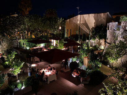 Paradis Hotel (localidad de Pietrasanta, Italia), vista del jardín exterior de noche