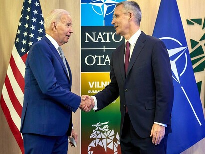 O então presidente dos EUA, Joe Biden, aperta a mão do secretário-geral da OTAN, Jens Stoltenberg em 2023. Vários líderes europeus alertaram que a Rússia poderia atacar aliados da OTAN dentro de três, quatro, cinco ou oito anos. A China não está apenas ajudando as forças armadas da Rússia a se reconstituírem, mas a perspectiva de uma agressão coordenada entre Moscou e Pequim tem muitas implicações para a OTAN - sendo a mais séria de todas