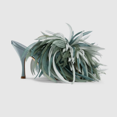 I sabot chiusi davanti e aperti dietro combinano praticità e stile, adattandosi a look casual chic con trench o pantaloni larghi. Nella foto il sandalo slider donna dalla collezione "Cruise 2026" della maison Gucci