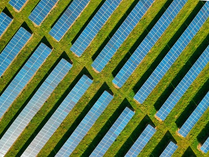 Rectangular rows of solar panels, a technical fix to make the spacing more achievable in Dobenreuth, Pinzberg, Deutschland