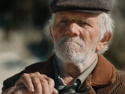 Nella foto una scena del film "La vita va così", un film di Riccardo Milani. Giuseppe Ignazio Loi è il pastore Efisio Mulas