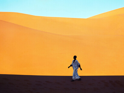Kazuyoshi Nomachi, Sahara,
Un ragazzo attraversa una valle di dune,
Kerzaz, Algeria 1972 © Kazuyoshi Nomachi
