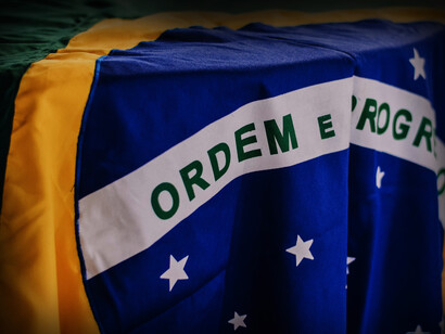 Bandera oficial de Brasil con su célebre lema: Orden y progreso (Ordem e Progresso)  