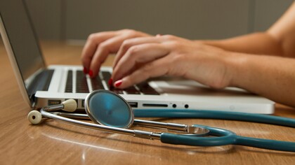 Un confronto strutturato tra agenti AI riduce gli errori diagnostici causati dai bias cognitivi e migliora significativamente l’accuratezza delle diagnosi