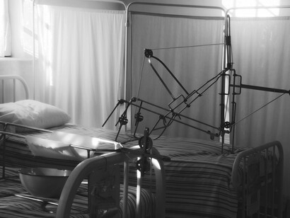 Hospital. Dentre os vários factores aqui mencionados cresce a passos galopante, e a um ritmo acelerado o número de clinicas privadas, por parte como resultado da falência dos hospitais públicos, e por outro lado a saúde tornou-se num negócio rentável que enriquece os que arriscam em investir neste sector