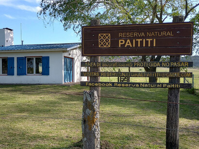 Cartel de entrada a la Reserva Natural Paititi y vista del Centro de Interpretación. Sierra de los Padres, General Pueyrredón, Provincia de Buenos Aires, Argentina