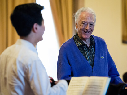 Il Maestro Bonynge con Jeremy Chan. Foto di Joseph Penn