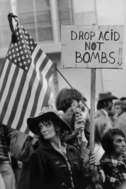 Robert Altman, Acid not Bombs. Anti War March, Photo © Robert Altman 