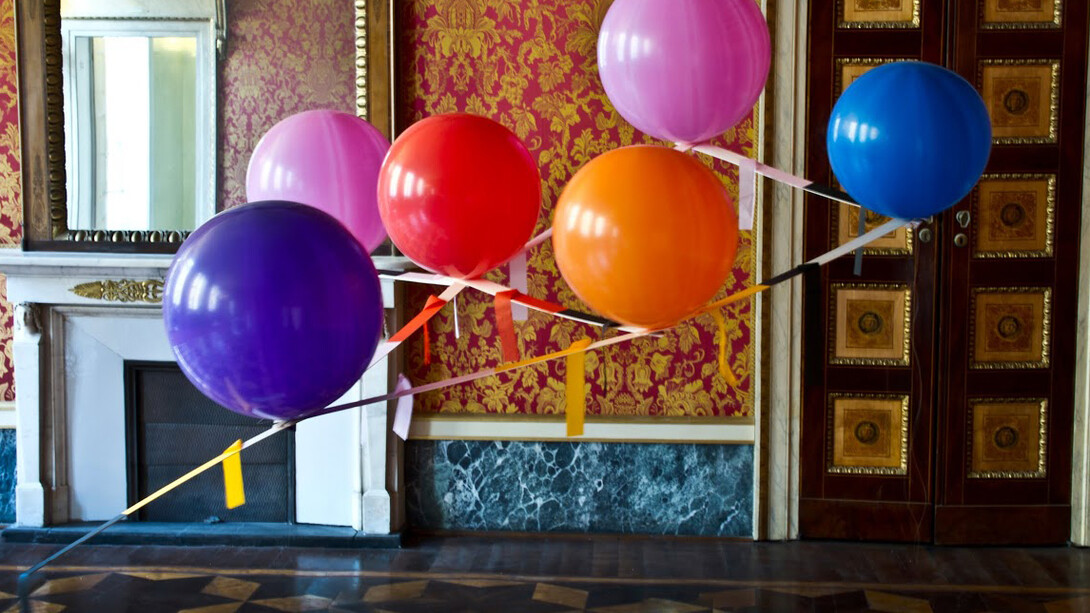 Luca Trevisani,
Costellazione basculante, 2008,
Installazione: palloncini, elio, balsa, pvc,
250 x 300 x 90 cm,
Courtesy: Collezione ACACIA,
Credito fotografico: Fabio Mantegna

