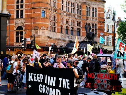 Ano após ano, grandes líderes mundiais se reúnem em conferências climáticas com nomes de impacto e saem delas com promessas frágeis, metas empurradas para o futuro e declarações cuidadosamente redigidas para não ferir interesses corporativos. Enquanto isso, o planeta agoniza em tempo real