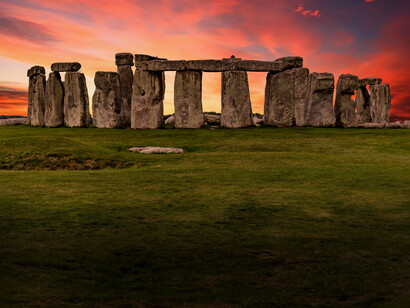 Stonehenge, UK. Le sue pietre giganti, disposte in modo circolare, hanno resistito per millenni, diventando un simbolo dell'antichità e della saggezza umana. Tuttavia, il suo scopo e la sua funzione esatta rimangono in gran parte un mistero e rimane l’incanto delle pietre millenarie disperse nella pianura