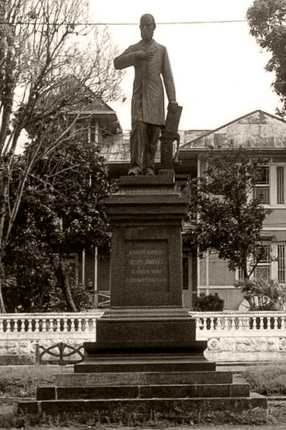 Hotel Holanda y parque Jiménez, con estatua del expresidente Jesús Jiménez Zamora.  A la izquierda, en el jardín del hotel, uno de los árboles de jacaranda con su típica floración color lila. Foto de autor desconocido, año 1963. Cortesía de Jorge Arturo Vindas