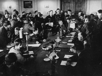 Firma de la rendición incondicional alemana, Remis, Francia, 8 de mayo de 1945. La capitulación alemana marcó el colapso del Tercer Reich y la ocupación total del país por las fuerzas aliadas y soviéticas