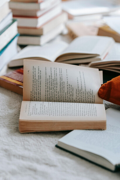 El lenguaje, lejos de fijar una verdad eterna, revela tensiones, oposiciones y ambigüedades que permiten comprender la realidad como un entramado cambiante