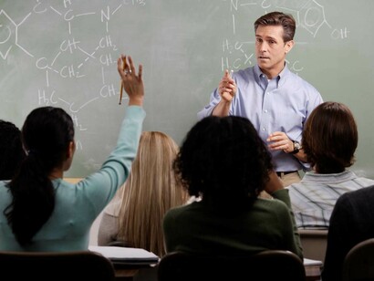 Um professor em sala de aula