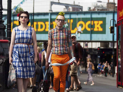 Londres. Personajes que pasean por Camden Town