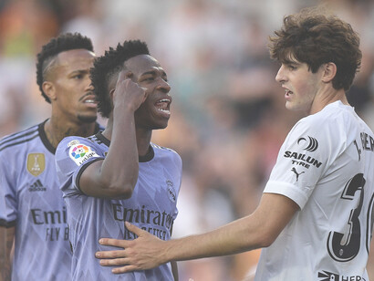 Vinícius ha sido objeto en diversas ocasiones de calificativos e insultos considerados racistas, dentro y fuera del terreno de juego