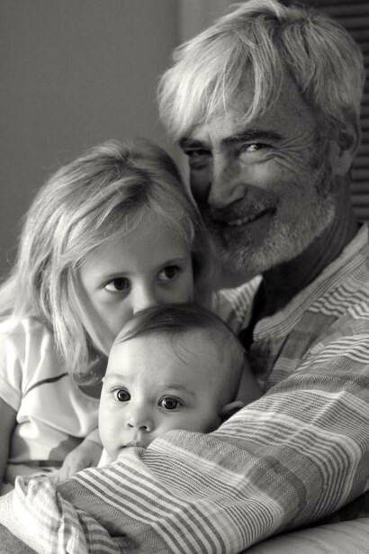 Massimo Gradini in un ritratto con bambini