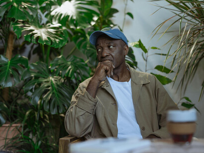 Hombre pensando en las noticias que leyó