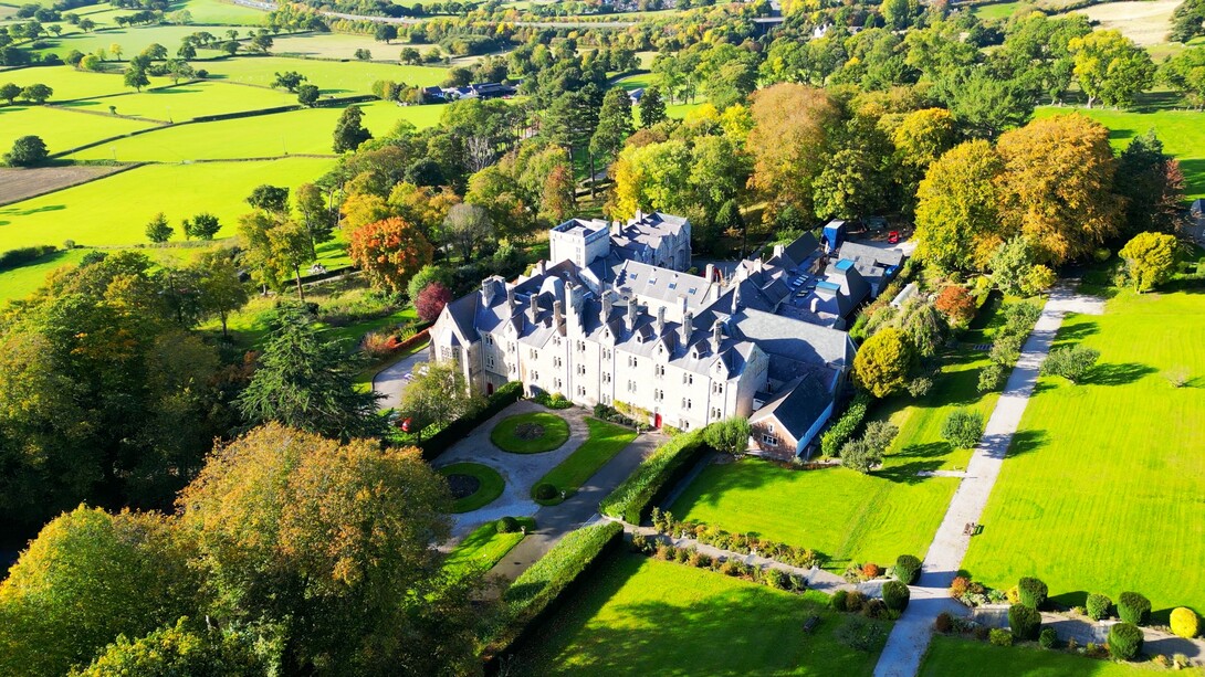 El Centro de Espiritualidad Jesuita de San Beuno, conocido localmente como Colegio de San Beuno. Fue construido en 1847 por los jesuitas como seminario teológico. Durante la década de 1870, el poeta victoriano Gerard Manley Hopkins estudió allí. Desde 1980, funciona como centro de espiritualidad y retiros. Situado en Tremeirchion, Denbighshire, Gales