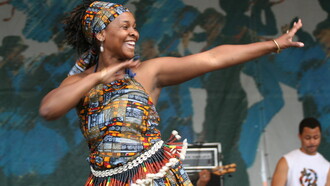 La danza es solo propia de los humanos: porque tenemos imaginación.    
Bamboula 2000 - Dancer at New Orleans Jazz Fest, EE. UU.