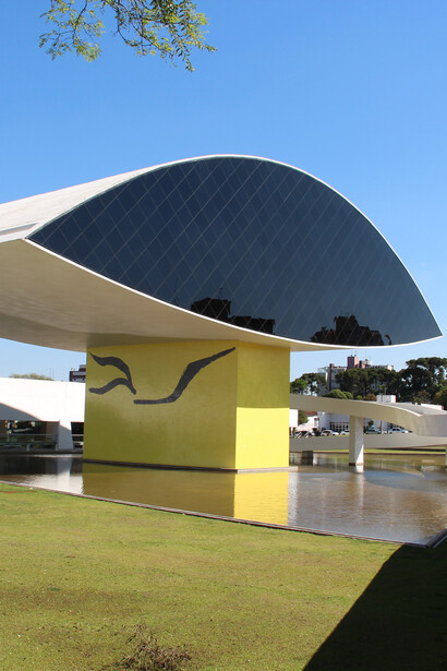 O Museu Oscar Niemeyer, também conhecido como Museu do Olho, é um ponto de encontro cultural imperdível em Curitiba