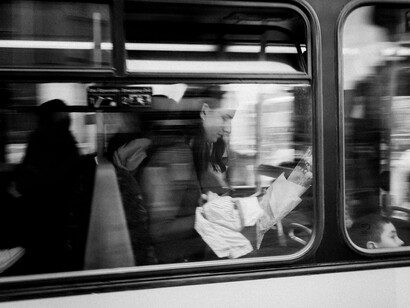 Além disso, as questões sociais e econômicas, como a crescente desigualdade e a instabilidade política, também contribuem para esse "viver no presente". Muitos jovens não conseguem se projetar em um futuro promissor porque o cenário imediato parece incerto ou até desesperador. E é aí que a tecnologia entra: como uma espécie de fuga. As redes sociais, os jogos, a realidade virtual, entre outros, acabam oferecendo uma distração do mundo real



