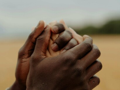 No campo da inovação social — entendido como o conjunto de estratégias, práticas e produtos que buscam responder a problemas sociais de forma criativa e colaborativa — a diversidade cultural desempenha papel central. Soluções socialmente inovadoras raramente nascem de um pensamento homogêneo. Elas emergem, sobretudo, de encontros: entre o saber técnico e o saber popular, entre o urbano e o rural, entre o ancestral e o contemporâneo. Essa mistura de visões e experiências desafia o senso comum e abre caminhos para práticas mais inclusivas e sustentáveis