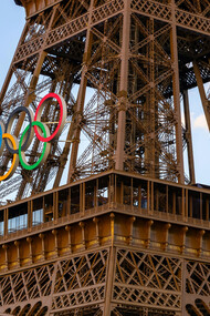 Anéis olímpicos na Torre Eiffel, Paris. Jogos Olímpicos de Paris em 2024