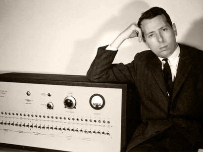 Stanley Milgram, junto a la máquina utilizada para conducir su experimento sobre la obediencia a la autoridad