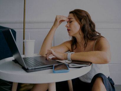 La necesidad de estar permanentemente en línea nos desdibuja como individuos, creando una identidad fragmentada en múltiples perfiles digitales