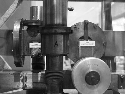 Primo piano del Mk. 1, il primo orologio atomico al cesio del National Physical Laboratory (NPL) di Londra del 1955, esposto al Science Museum di Londra, Regno Unito