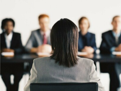 Una candidata frente a los reclutadores en una entrevista de trabajo