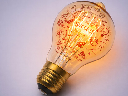Quando tratamos a inovação apenas como aquisição de tecnologia, criamos uma ilusão de modernização. Muitas organizações investem em sistemas caros, plataformas inteligentes e automações robustas, mas se esquecem de preparar seus colaboradores para utilizá-las com propósito. Sem cultura, a tecnologia vira um enfeite, algo subutilizado e desconectado da estratégia. Já em empresas onde existe uma cultura inovadora consolidada, mesmo uma tecnologia simples pode gerar impacto gigantesco. Isso acontece porque a cultura orienta a adoção, o pensamento crítico e a visão sistêmica, transformando cada ferramenta em uma oportunidade de melhorar resultados