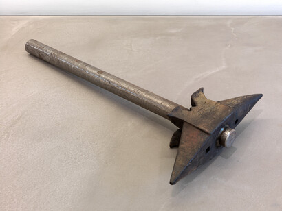 Marco Di Giovanni, Mjollnir - tra l'incudine e il martello, 2011, 25 x 120 x 54 cm, vecchia incudine, ferro