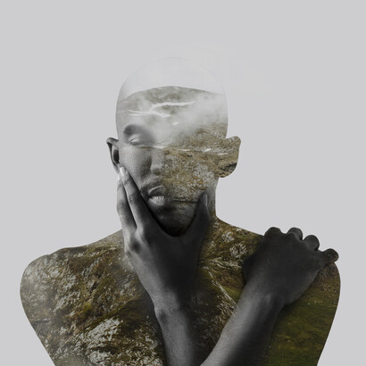 La silhouette d'un penseur en harmonie avec l'environnement naturel : une représentation de la quête de réponses aux énigmes de la nature par le Cercle de Philosophie de la Nature