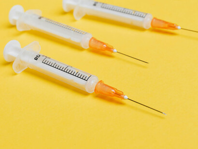 Tres jeringas con sus respectivas agujas