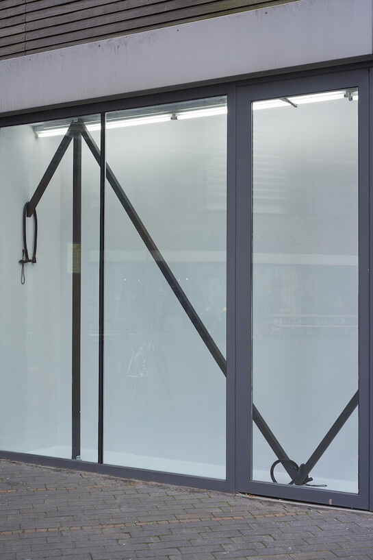 Torschlusspanik, Vitrine, London.