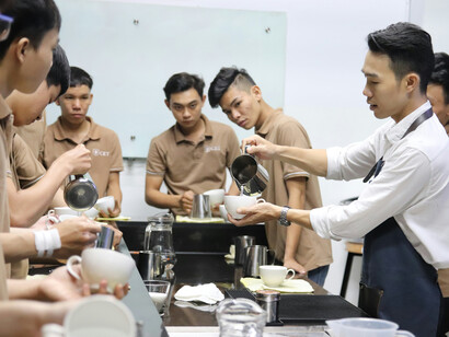 La formation se nourrit d’interactions, pas de simples leçons. Un barista manager transmet son savoir-faire en partageant son expérience avec son équipe