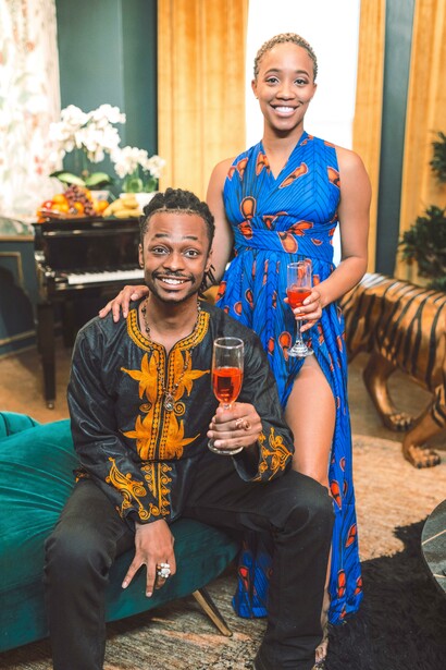 Casal vestido elegantemente com a capulana, estampa típica nas roupas de Moçambique