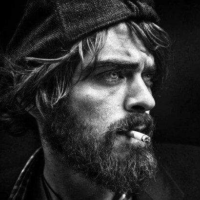 A Helena le extrañó verlo sentado en el descampado y desvió la bicicleta para adentrarse en el pasto (Fotografía: Lee Jeffries)