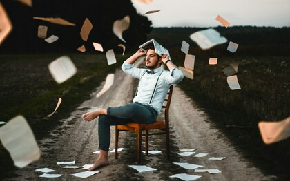 O autor textual é o enunciador no texto literário e pode delegar a função de enunciador a um narrador ou mais de um narrador. No caso das narrativas com narrador não explicitado, esse se confunde com o autor textual. Como essas entidades são ontologicamente distintas, pode haver entre eles distâncias, particularmente de natureza ideológica, de onde não se pode julgar o autor empírico pelo autor textual