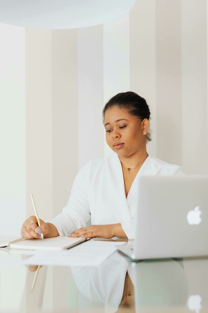 Señora planificando su futuro. Los planes humanos son diversos: individuales o personales, sociales, nacionales, mundiales, etcétera