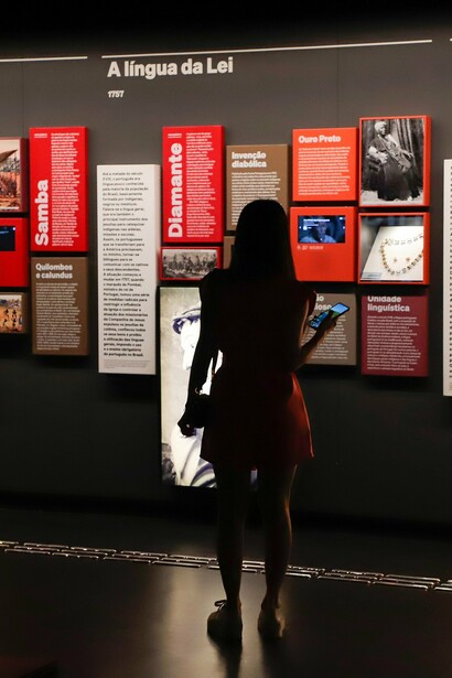 A mostra reúne documentos, imagens e objetos que revelam diferentes matrizes da língua portuguesa no Brasil. Compreender a origem das palavras ajuda a explicar por que muitas grafias seguem critérios etimológicos. Painel expositivo no Museu da Língua Portuguesa, Praça da Luz, São Paulo, SP, Brasil
