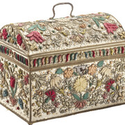 Hochzeits-Kästchen mit Geheimfach und Accessoires, unbekannt 1619 Niederlande Stickerei auf Seidensatin; Silber, vergoldet; Papier, Holz 23,5 x 27,5 x 19,5 cm