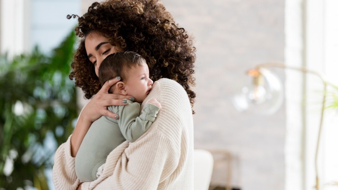 Abbraccio materno. Tutte le mamme, umane o animali che siano, sostengono i loro neonati principalmente sulla parte sinistra del loro petto