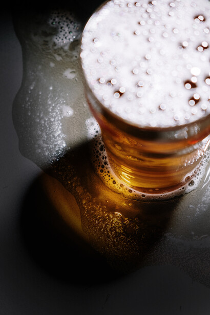 Bicchiere di birra sul bancone di un pub
