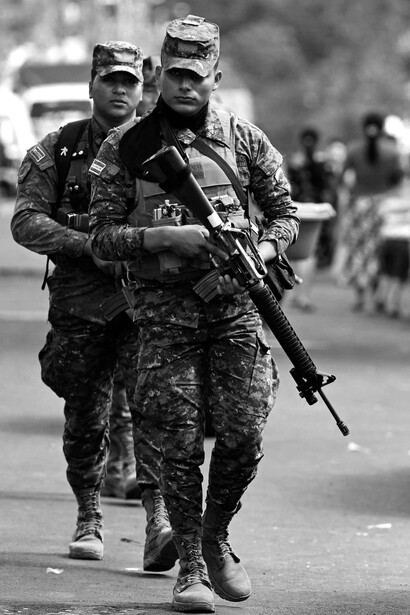 Soldados patrullan durante una operación contra pandilleros en La Campanera, El Salvador