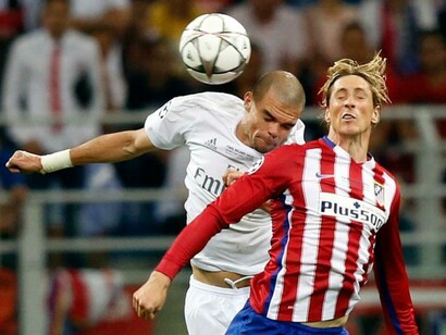Final de la Champions League 2016. Torres y Pepe disputan un balón en el aire