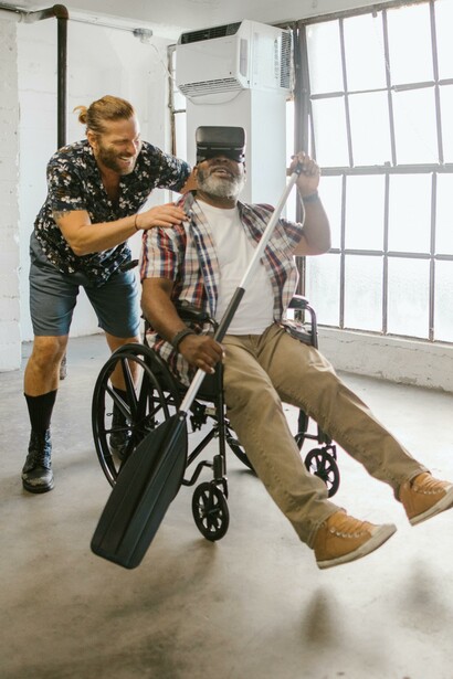 Homem em cadeira de rodas rema em realidade virtual